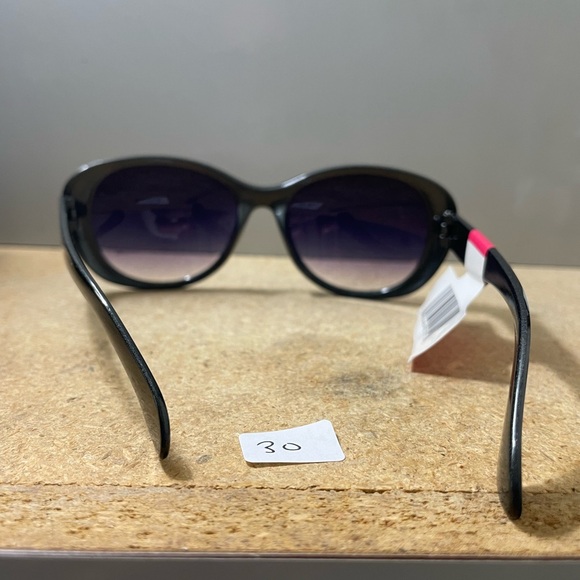 Black Frame Tint sunglasses - Picture 4 of 4